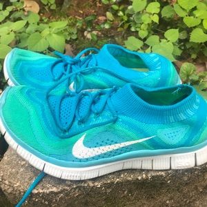 Nike Tennis Shoes! SZ 7.5